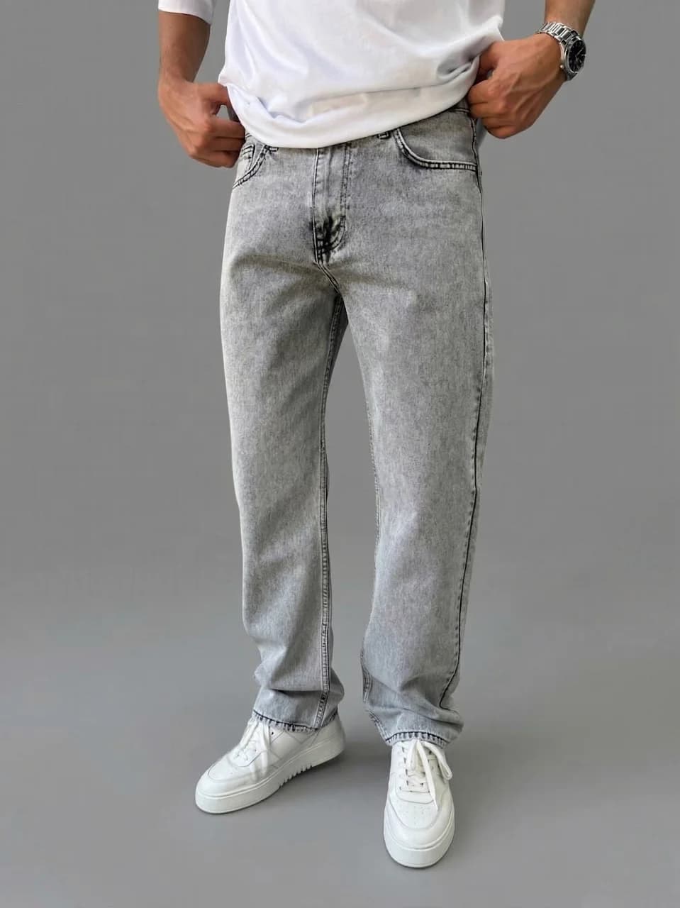 Loose Fit - Relaxed Jeans (Model 1)