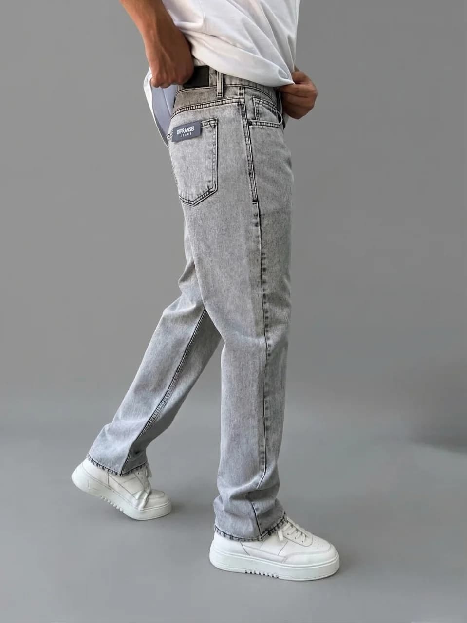 Loose Fit - Relaxed Jeans (Model 1)