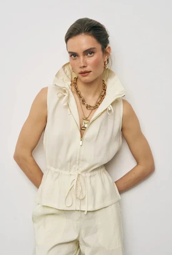 Stand-collar, relaxed fit yellow vest