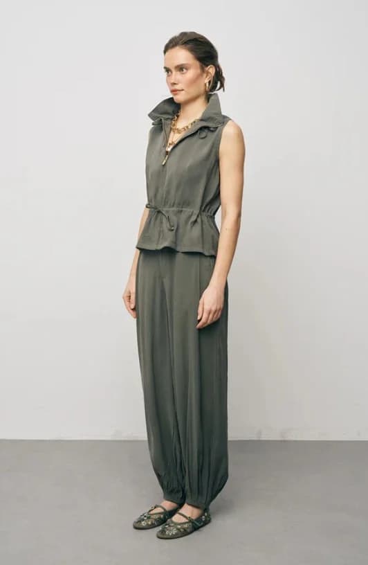 Stand-collar, relaxed fit khaki vest